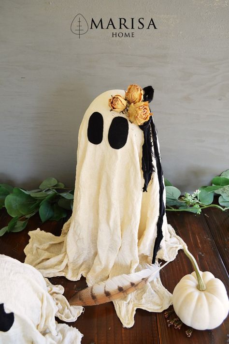 Cloth Ghost, Vintage Halloween Crafts, Cheesecloth Ghost, Diy Scarecrow, Deco Halloween, Ghost Crafts, Ghost Diy, Fun Halloween Crafts, Ghost Decoration