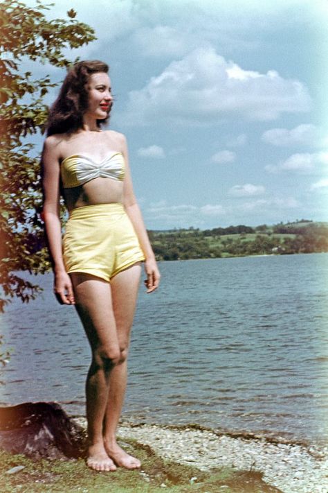 30 Found Photos Defined Swimsuit Styles of the 1940s ~ Vintage Everyday 1940s Swimsuit, Swimsuit Styles, Found Photos, Woman Posing, Agent Carter, Vintage Swimwear, Vintage Swimsuits, Swimsuit Fashion, Female Poses