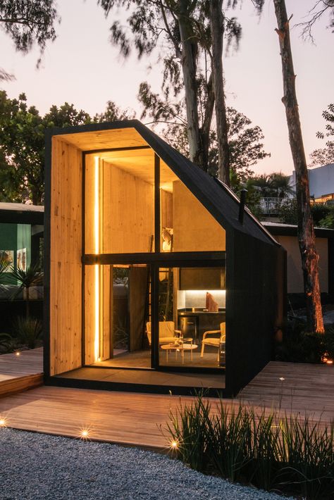 Cabana was developed in 2021 by studio Liga Arquitetura e Urbanismo and the best way to describe it is as a compact and stylish-looking cabin that’s easy to build and has minimal impact on the land. It’s designed to offer a timeless experience whether you place it in your own backyard, in the city or... The post Small and Modern Cabana Optimized For Remote And Beautiful Locations appeared first on Home Decorating Trends - Homedit. Unusual Tiny Homes, Tiny Modern House, Modern Cabana, Micro Homes, Backyard House, Tiny House Inspiration, Backyard Office, Narrow House, Outdoor Office