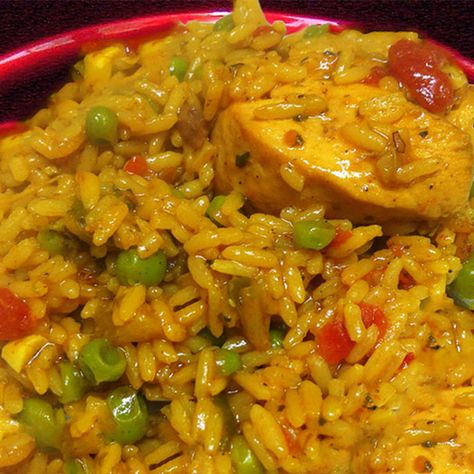 Easy, simple, and full of flavor. Just like Oma used to make =) - Arroz con Pollo (Spanish Rice with Chicken) Spanish Rice With Chicken, Rice And Vegetables, Rice With Chicken, Spanish Chicken, Cuban Cuisine, Rice Recipes For Dinner, Spanish Dishes, Spanish Rice, Cuban Recipes