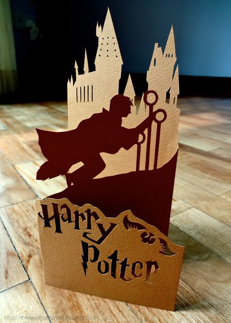 After receiving great positive feedback from my Lion King standing card, I thought I should make something similar! :) Harry Potter Pop Up, Harry Potter Fanları, Harry Potter Birthday Cards, Harry Potter Cards, Harry Potter Pop, King Card, Festa Harry Potter, Idee Cricut, Anniversaire Harry Potter