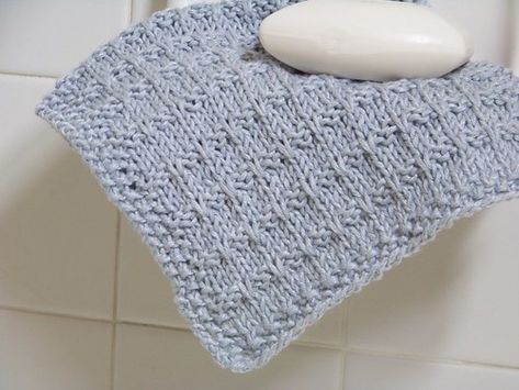 Reuse Old Clothes, Circle Loom, Knitted Dishcloths, Old Baby Clothes, Knitted Washcloth Patterns, Knitted Washcloths, Ard Buffet, Crocheting Projects