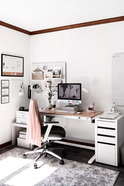 A pegboard is one of the easiest ways to get clutter off your desk and into a place where it can stay organized. Want to add a pop of color to your office? Try painting your office pegboard a soft accent color or opting for a natural wooden look instead. #ModernOfficeIdeas #HomeOffice #MinimalistOffice #Pegboard #OfficeOrganization #MyDomaine Simple Desk Organization, Office Pegboard, Desk Organization Ideas, Work Office Decor, Cozy Home Office, Office Guest Room, Stylish Desk, Office Room Decor, Simple Desk