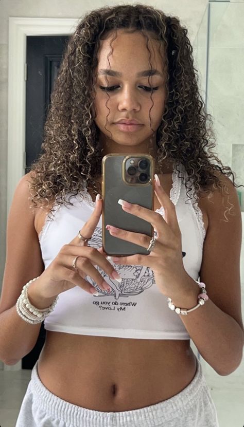 Tiana Wilson, Brown Curly Hair, Preppy Lifestyle, Workout Outfit, Hair Color For Black Hair, Cute Selfie Ideas, Black Girls Hairstyles, Aesthetic Photo, Girls Trip