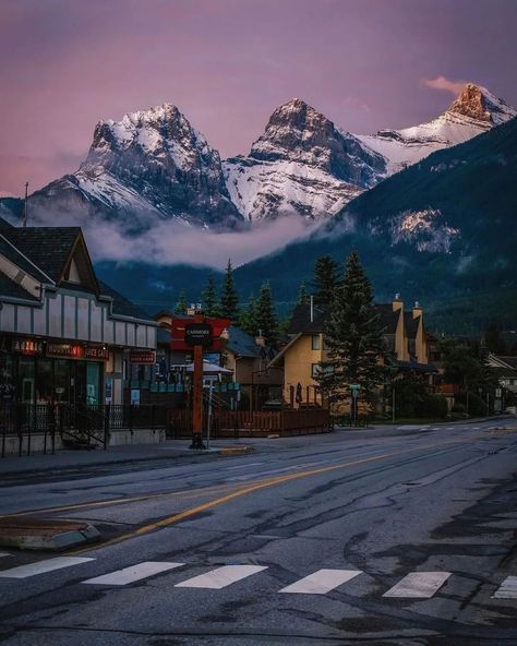 Alberta, Canada, is a breathtaking wonderland! 🌄 Home to the majestic Rocky Mountains 🏔️, crystal-clear lakes like Lake Louise 🌊, and vast prairies 🌾, it offers stunning landscapes. The vibrant cities of Calgary 🌇 and Edmonton 🌃 provide a perfect blend of nature and urban charm. Witness the mesmerizing Northern Lights 🌌 and enjoy outdoor adventures like hiking and skiing 🎿. Alberta's beauty is truly unparalleled! 🇨🇦. . 📍 Alberta 📌 𝐂𝐨𝐮𝐧𝐭𝐫𝐲 : Canada 🇨🇦 📷 @inaweofmountains . . 🐾 𝐅𝐨𝐥𝐥𝐨𝐰 epicwor... Calgary Canada, Clear Lake, Edmonton Alberta, Lake Louise, Alberta Canada, Travel Bucket List, Outdoor Adventures, Rocky Mountains, Calgary