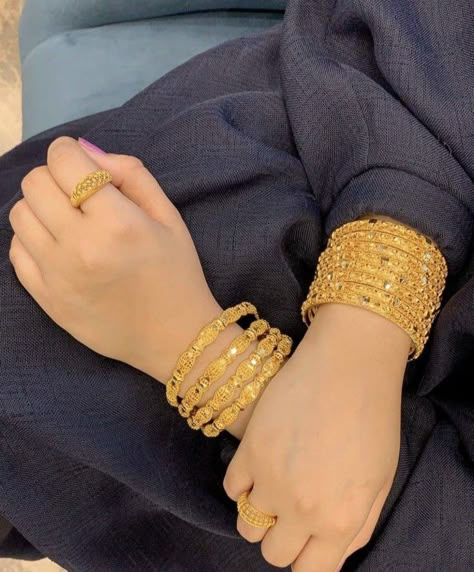 Dubai Gold Bangles, Dubai Gold Jewelry, Unique Gold Jewelry Designs, Gold Jewellry, New Gold Jewellery Designs, Fancy Jewelry Necklace, Bangles Jewelry Designs, Gold Jewelry Simple, Gold Bangles Design