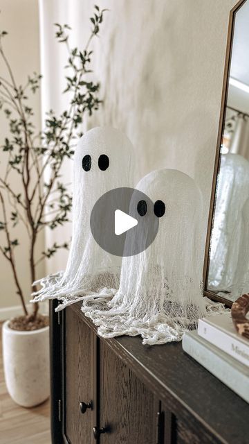 Midge Podge Ghost, Halloween Ghost Cheese Cloth, How To Make Ghost Decorations, Cloth Ghost Diy, Mod Podge Fall Crafts, Mod Podge Ghosts Craft, Diy With Balloons, Cheese Cloth Crafts, Diy Ghost Decoration Cheesecloth