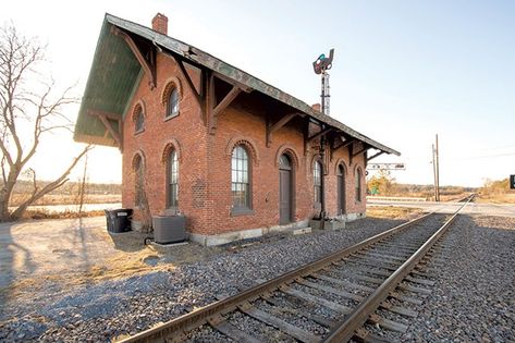 1940s Train Station, Train Reference Photo, Titanic Orchestra, Train Illustration, Daniel Buren, Train Decor, Amtrak Train, Old Train Station, Scenic Railroads