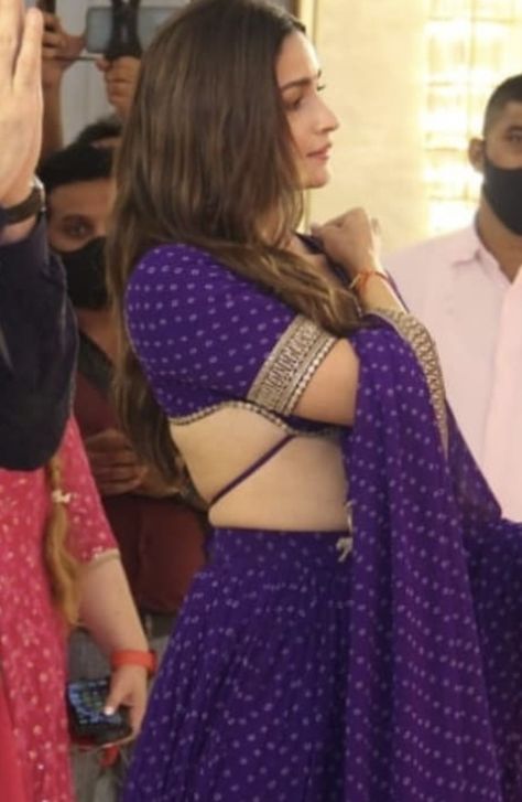 Alia Bhat Purple Lehenga Blouse, Alia Bhatt Purple Lehenga, Alia Bhatt Blue Lehenga, Purple Traditional Outfit, Lehenga Purple, Garba Night, Wedding Fits, Purple Lehenga, Mehendi Outfits