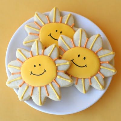 Happy Sunshine Cookies -- These make me smile :o) Sunshine Cookies, Rolled Sugar Cookie Recipe, Making Sugar Cookies, Happy Sunshine, Rolled Sugar Cookies, Spring Cookies, Summer Cookies, Sugar Cookie Designs, Fancy Cookies