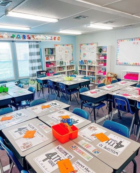 67 Best Classroom Setup Ideas for Back to School - Chaylor & Mads 4th Grade Classroom Setup, Classroom Setup Elementary, Classroom Seating Arrangements, Kindergarten Classroom Setup, Elementary Classroom Themes, Classroom Arrangement, Teacher Tired, Classroom Organization Elementary, Kindergarten Classroom Decor