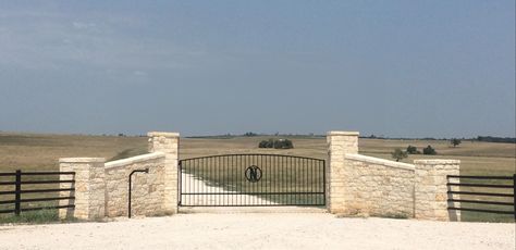 Driveway Fence Ideas Entrance, Gate Landscaping, Farm Gates Entrance, Ranch Fence, Ranch Entrance, Entrance Gates Driveway, Property Gates, Driveway Entrance Landscaping, Rustic Shed