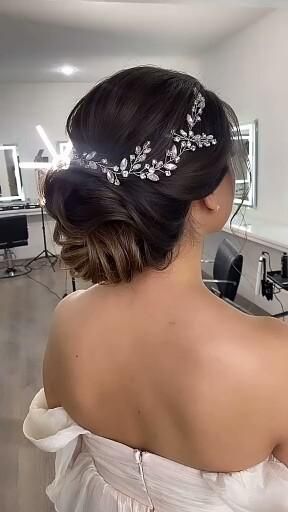 Bridal Hairstyles For Brunettes, Wedding Hairdos With Veil, Bride Bun Hairstyles With Veil, Bride Hairstyles Bun Wedding Day, Hairstyles Formal Elegant Up, Bride Hairstyles With Veil Updo Romantic, Bride Hairstyles 2023 Trends, Wedding Bridal Hair Updo, Wedding Hair Up Do With Veil