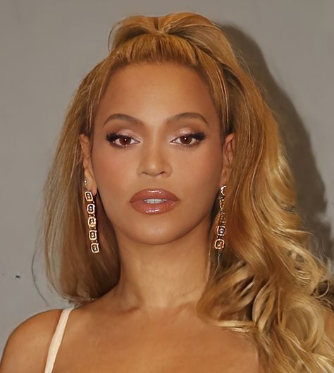 Beyonce Blonde Hair, Beyonce Makeup, Beyonce 2000's, Beyonce Blonde, Beyonce Lemonade, Beyonce Hair, Queen Bee Beyonce, Beyonce Outfits, Beyonce Style