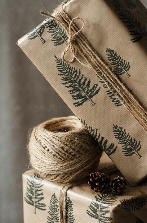 Desain Pantry, Gift Wrapping Inspiration, Gift Wrapping Ideas, Gifts Wrapping Diy, Creative Gift Wrapping, Christmas Packaging, Wrapping Ideas, Christmas Mood, Brown Paper