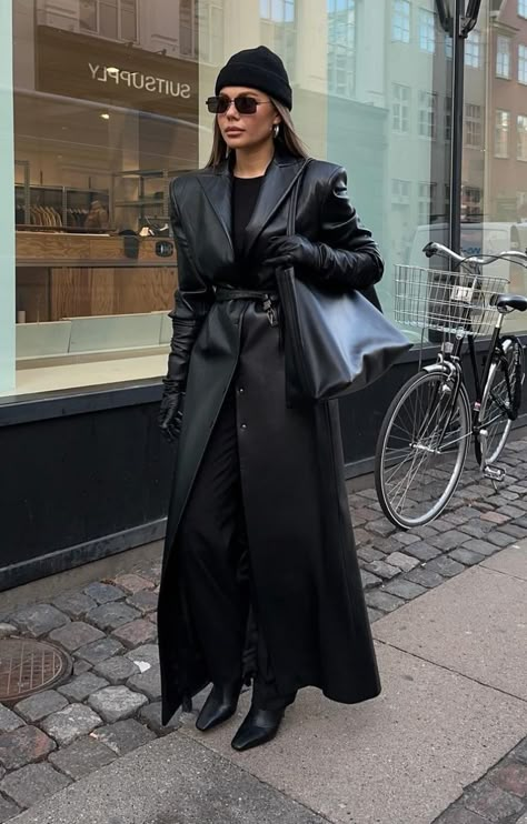 Black Leather Trench Outfit, Leather Long Coat Outfit, Work Outfits Women Winter 2024, Style With Black Coat, Leather Coat Outfits Women, Full Leather Outfit Women, Faux Leather Trench Coat Outfit, Leather Trench Coat Street Style, Long Leather Coat Outfit