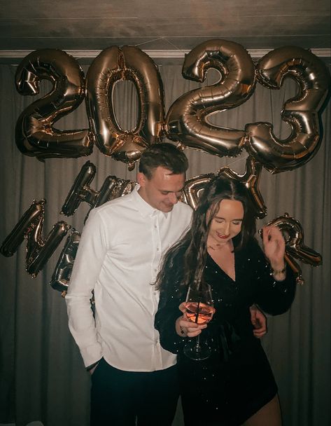 2022 - 2023 Nye Couples Picture, Nye Picture, Nye Dinner, Year Aesthetic, Nepo Baby, Baby New Year, New Year Pictures, Couple Picture, Nye Party