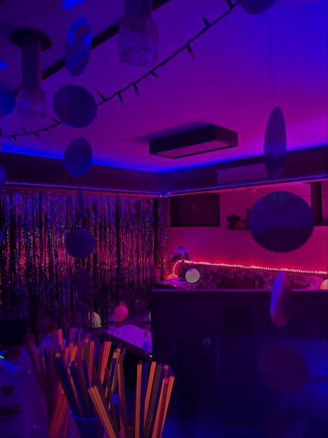 Glow In The Dark House Party, Pink Led Wallpaper, Basement Birthday Party, Euforia Party, Purple Birthday Party Decorations, Purple Birthday Decorations, Euphoria Theme, Cool Basement, Warehouse Party