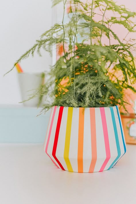 9 DIY Planters To Perk Up Your Indoor Jungle | Hello Nest Summer Planter, Planter Diy, Plant Pot Design, Diy Flores, Painted Pots Diy, Succulent Planters, Diy Flower Pots, Diy Jar Crafts, Pottery Painting Designs