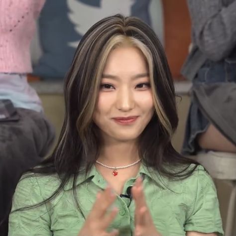 Kpop Idol Highlight Hair, Saerom Hair, Thick Hair Highlights, Korean Highlights Hair Color, Iconic Hair Color, Kpop Idol Hair, Lee Saerom, Skunk Hair, Beauty Hair Color