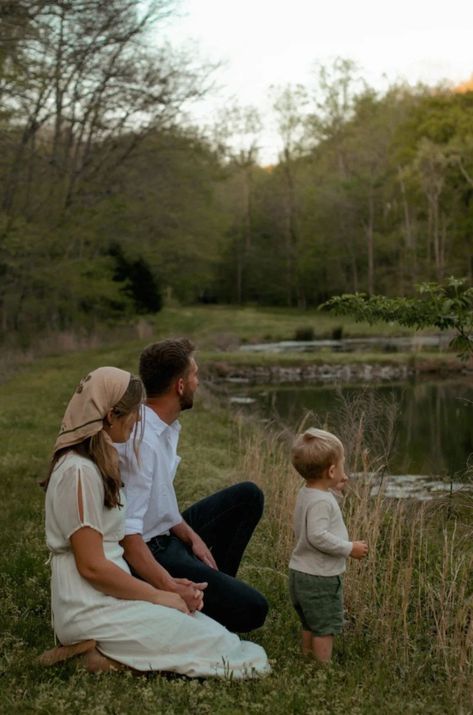 Organic Mom Aesthetic, Tradwives Aesthetic, Homestead Family Photos, Cottage Core Family, Mom And Dad Aesthetic, Traditional Wife Aesthetic, Aesthetic Family, Mom Vibes, Family Nature