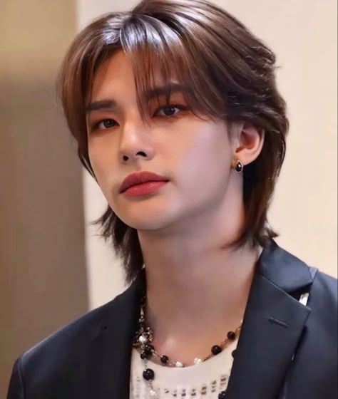 Brunette Hyunjin, Kpop Hair Dye, Prince Hyunjin, Fall Hair Cuts, Asian Man, Straykids Hyunjin Photoshoot, Hair Icon, Straykids Hyunjin, Kpop Boys