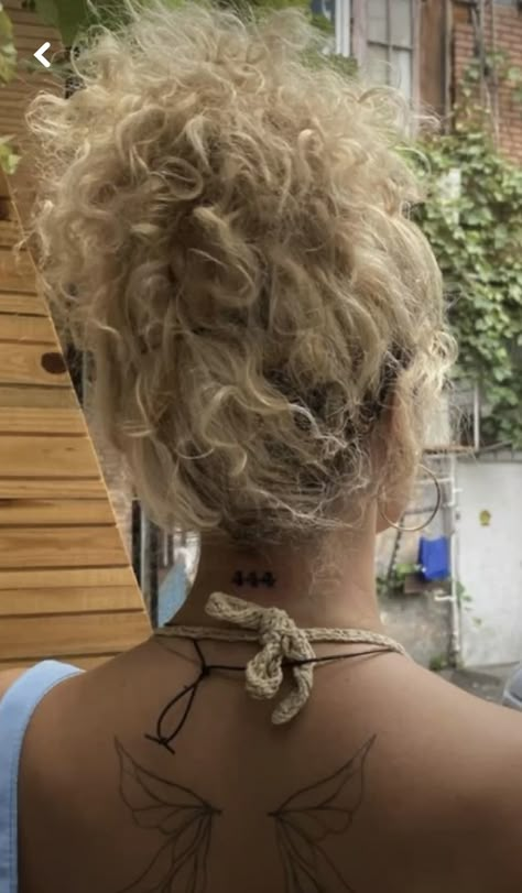 Bleach Blonde Hair, Blondes Have More Fun, Blonde Curly Hair, Natural Curls Hairstyles, Hairstyle Inspo, Curly Hair Inspiration, Annabeth Chase, Bleach Blonde, Hair Inspo Color