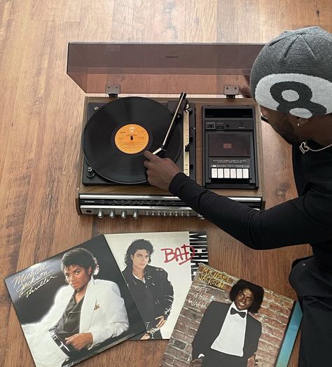 Record Player Aesthetic, Player Aesthetic, Michael Jackson Vinyl, Vinyl Aesthetic, Vinyl Store, Vintage Record Player, Aesthetic Music, Dream College, 8 Ball