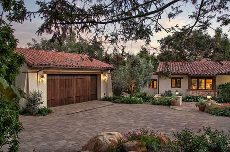 Spanish Garage, Classic American House, American House Design, Mediterranean Homes Exterior, Brick Paving, Spanish Style Home, American House, Casas Coloniales, Spanish Style Homes