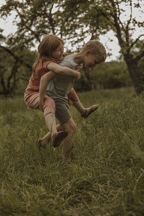 Fun Kids Photoshoot Ideas, Fun Photoshoot Ideas For Kids, Young Sibling Photography, Siblings Photoshoot, Kids Playing Outside, Siblings Photography, Fall Photoshoot Family, Sibling Photography Poses, Sibling Pictures