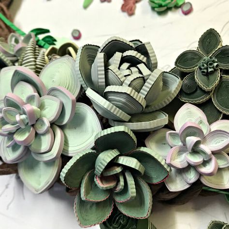 A detail shot of Licia Politis's quilled succulent wreath included in a feature about its construction 3d Paper Quilling Ideas, Quilled Succulents, Quilling Leaves, Quilling Patterns Tutorials, Succulent Diy, Paper Succulents, Quilling Pattern, Paper Quilling Flowers, Desain Quilling