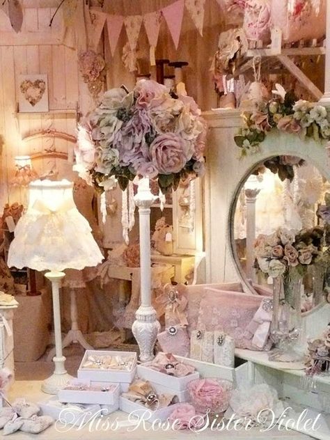 !! so cute and elegant Rose Sister, Cocina Shabby Chic, Decoration Shabby, Estilo Shabby Chic, Romantic Room, Shabby Chic Living, Chic Interior Design, Romantic Shabby Chic, Shabby Chic Interiors