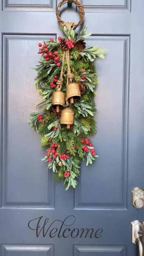 Diy Christmas Door, Christmas Crafts For Adults, Christmas Front Porch, Front Porch Christmas Decor Ideas, Porch Christmas Decor Ideas, Christmas Porch Decor, Porch Christmas Decor, Front Porch Christmas, Christmas Decor Ideas Diy