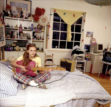 kirsten dunst’s bedroom in 1997 Kat Stratford Bedroom Aesthetic, Kirsten Dunst 90s, 2000s Bedding, 90s Bedroom Movie, 2000s Teen Bedroom, 90s Room Aesthetic, Kirsten Dunst Virgin Movie, 90s Bedroom, 90s Room