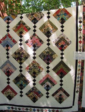 Beautuful quilt pattern in Japanese fabric. The blocks are made with 2 1/2" strips or save a bit of time using jelly roll strips Asian Inspired Quilts, Asian Fabrics, Quilt Log Cabin, Outdoor Quilt, Japanese Quilt Patterns, Braid Quilt, Asian Quilts, Hanging Gardens, Asian Fabric