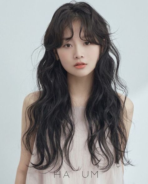 Long Layered Haircuts With Face Framing Wavy Hair, Face Framing Bangs Curly Hair, Curly Hair With Face Framing Layers, Long Choppy Hair, Bangs For Long Hair, Long Hair Perm, Bangs Wavy Hair, Waist Length Hair, Layered Hair With Bangs