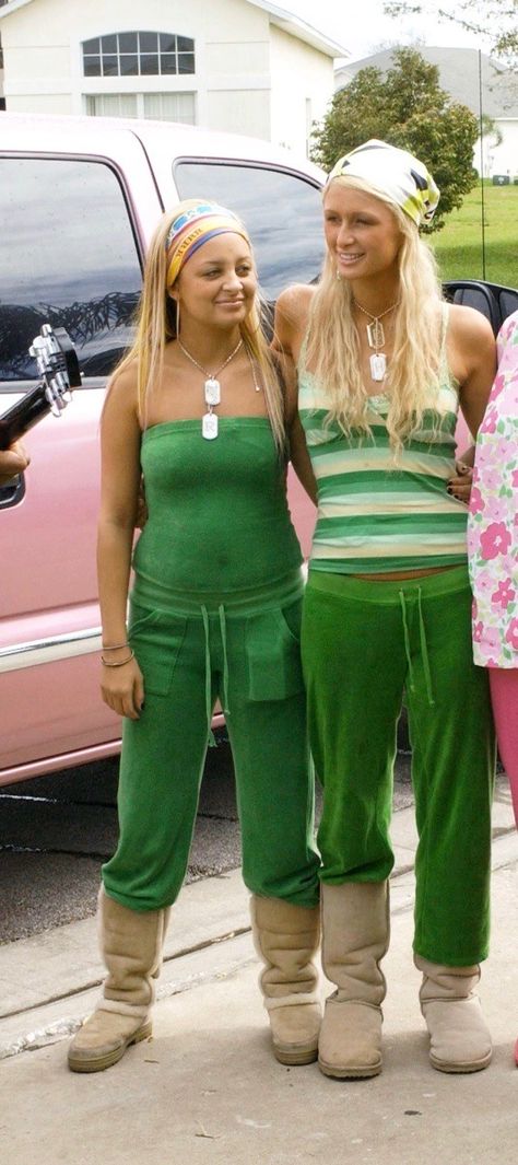 Nicole Richie 2000s, Paris Hilton Outfits, Paris Hilton 2000s, Paris Hilton Style, Paris Hilton And Nicole Richie, Paris And Nicole, 2000s Outfit, Outfits 2000s, Early 2000s Fashion