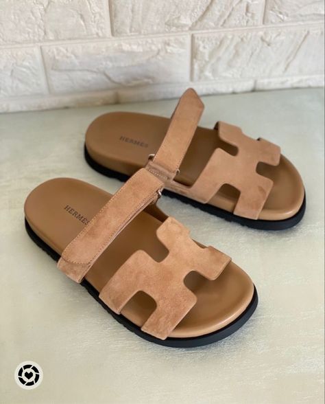 Hermes Sandal, Hermes Slides, Casual Slides, Sac Louis Vuitton, Slides For Women, Flat Slippers, Airport Look, Sandals Outfit, Hermes Shoes