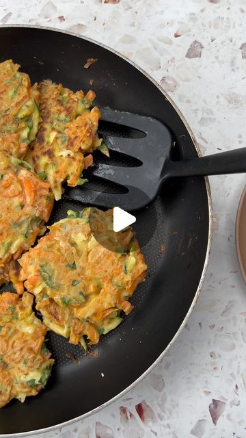 Clean Kweens | Dietitians on Instagram: "HEALTHY CARROT FRITTERS: we’re huuuuge fans of fritters lately! Especially crispy carrot ones 👑 We find that we usually have all of the ingredients in the house already! Fab way to use up that sad bag of carrots 🥕 

INGREDIENTS:
4 carrots, grated
1/2 zucchini, grated
1/4 cup parsley, chopped
3 eggs
3/4 cup plain flour
Salt & pepper
2 tsp olive oil oil

METHOD:
1. Combine all ingredients except the oil.
2. Heat the oil in a pan over medium heat.
3. Scoop ~1/3 cup mixture into the pan.
4. Gently press down to form a fritter.
5. Cook for 1-2 mins/side or until cooked.
6. Repeat to make ~8-10 fritters 🤤" Carrot Fritters, Veggie Noodles, Veggie Burgers, 3 Eggs, Plain Flour, Veggie Burger, Croquettes, Veggie Dishes, Salt Pepper