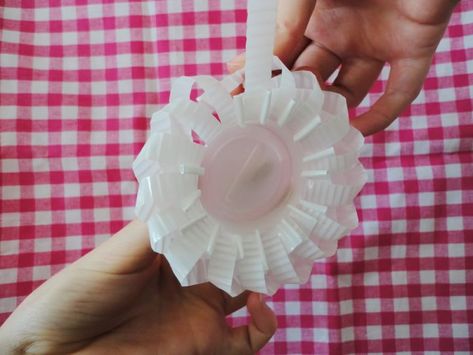 Plastic cup flower DIY - Magical Daydream Crafts With Plastic Cups, Cup Flower, Plastic Craft, Diy Easter Gifts, Crafts For Seniors, Flower Diy, Plastic Crafts, White Cups, Garden Decorations