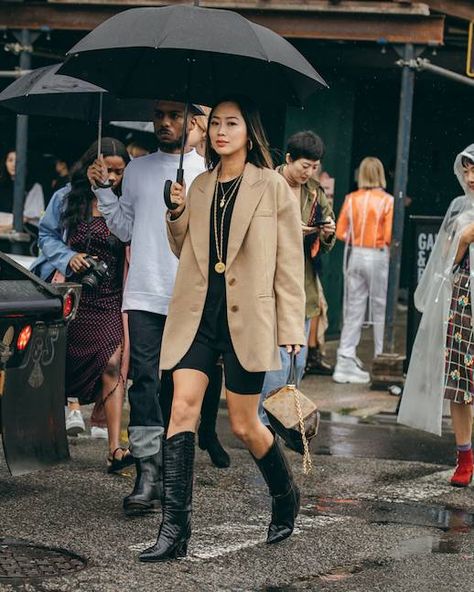 Aimee Song Made Biker Shorts Look Incredibly Sophisticated Cowboy Boot Outfits, Botas Western, September Fashion, Aimee Song, Short Noir, Boot Outfits, Instagram Baddie, Boating Outfit, Song Of Style