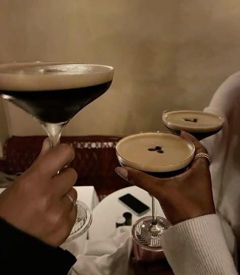 Espresso martini aesthetics #espresso #martini #espressomartinivariations #alcohol #cocktails  #aesthetic Golden Brunette, Most Popular Cocktails, Espresso Martinis, 2023 Mood, Cocktail Mix, Fall Mood, Martini Cocktail, Espresso Martini, Vision Board 2023