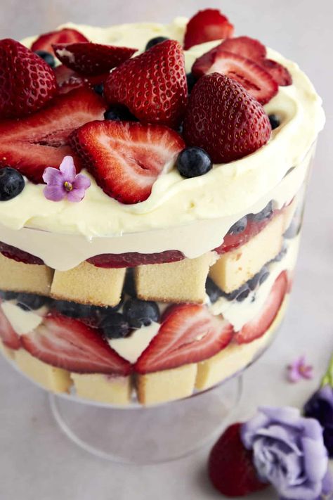 Summer Berry Trifle, Berry Trifle With Vanilla Pudding, Summer Trifle Desserts, Easy Berry Trifle Recipe, Summer Berry Trifle Recipe, Bbq Treats, Summer Trifle, Trifle Cake, Trifle Dessert Recipes