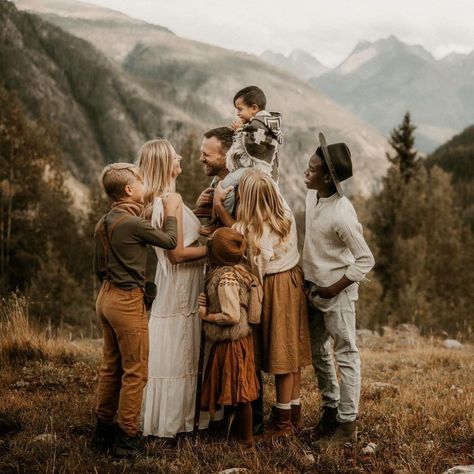 ↟ Emily Hodge ↟New Castle, CO | Family isn’t made from blood, it’s made from love. And this family embodies love. And believe it or not, this is only 5 of their 9 kids!… | Instagram Barn Family Photos, Large Family Photo Shoot Ideas, Daughter Photo Ideas, Poetic Photography, Pink Grass, Large Family Photos, Mommy And Me Photo Shoot, Winter Family Photos, Family Photoshoot Poses