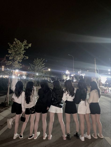 6 Korean Best Friends, Scarf Aesthetic, Friend Group Pictures, Funny Airport Signs, Six Girl, Airport Signs, Friendship Photoshoot, Girl Gang Aesthetic, Korean Best Friends