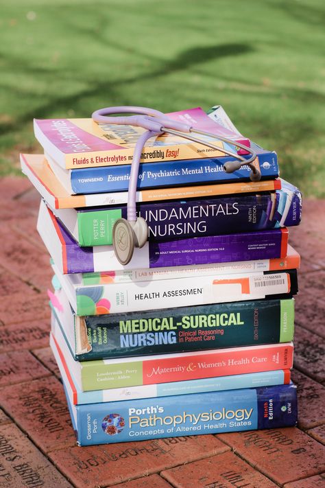 Nursing Student Pictures Graduation, Senior Nursing Student Pictures, Nursing Acceptance Pictures, Nurse Graduation Pictures With Kids, Nursing School Acceptance Announcement Pictures, Medical Graduation Pictures, Nurse Practitioner Graduation Pictures, Group Nursing Graduation Pictures, Lvn Graduation Pictures