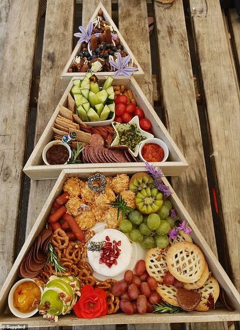 A creative mum shows how she transformed her Christmas tree shelves into a fabulous grazin... Christmas Tree Platter, Grazing Platter Ideas, Tree Shelves, Christmas Platters, Christmas Catering, Kmart Christmas, Grazing Platter, Breakfast Platter, Christmas Platter