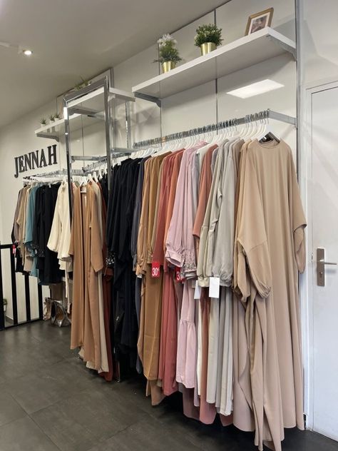 Clothing Boutique Interior Design, Small Clothing Store Interior, Boutique Clothing Store Design, Clothing Boutique Decor, Modern Arabic Interior, House Series, Retail Store Interior Design, Music Funny, Clothing Store Interior