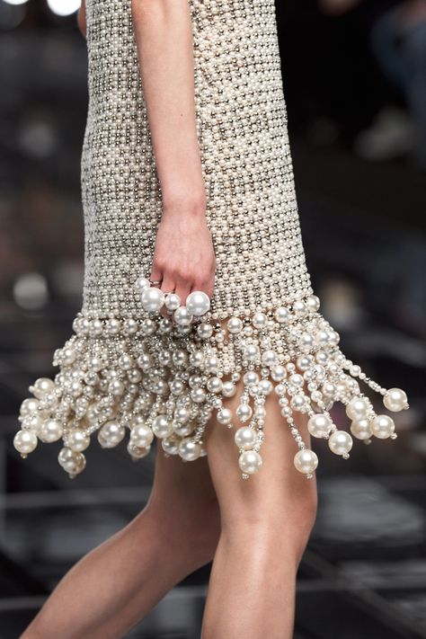 Givenchy Couture 2022, Givenchy 4g Bag, Couture Embellishment, Mommy Dress, Givenchy Couture, Haute Couture Details, Couture Embroidery, Haute Couture Dresses, Givenchy Paris