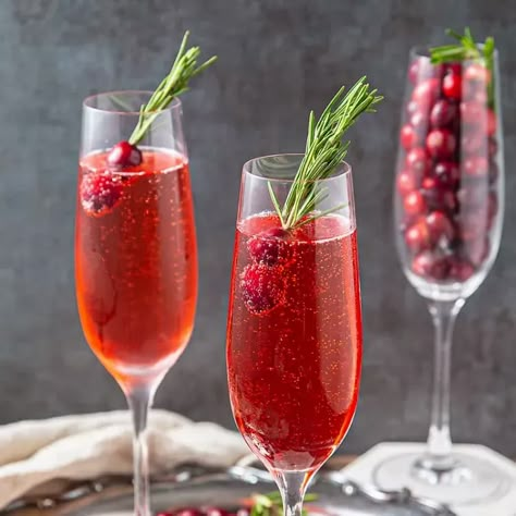 Poinsettia Drink, Poinsettia Cocktail, Pomegranate Mimosa, Cocktails For Christmas, Pomegranate Liqueur, Cranberry Mimosa, Cocktail Vodka, Christmas Champagne, Champagne Recipes Cocktails